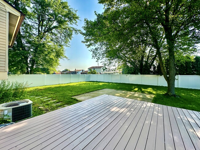 Building Photo - 273 Queens Way
