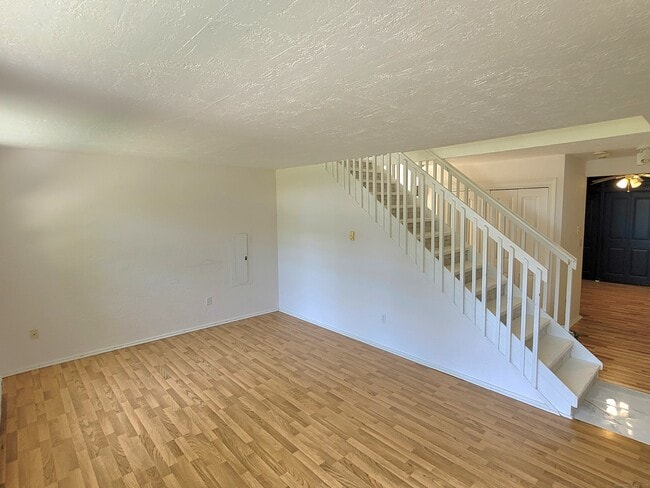 Building Photo - 145 Lakeside Dr