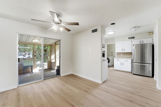 Building Photo - Spacious 3 Bed in Dreamland Villa | Corner Lot + Circular Drive