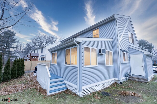 Building Photo - 3 Bedroom Single Family