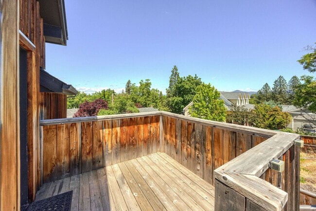 Building Photo - Peaceful 2-bedroom 1-bath Cottage with Dec...