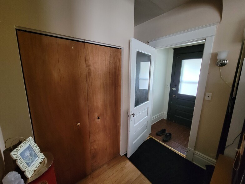 Building Photo - 1127 E 6th St