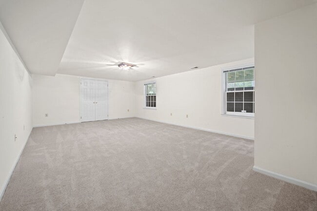 Building Photo - Elegant Tudor-Style Home in a Peaceful Oakton Setting