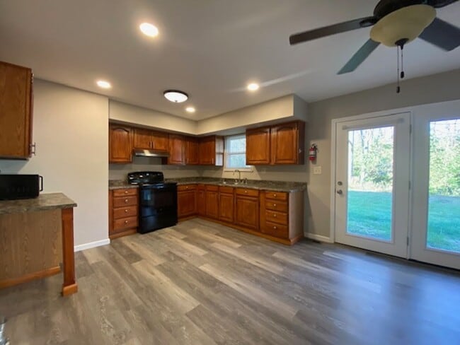 Building Photo - Welcome to this charming 2-bedroom, 1-bathroom ranch style home located in Springfield, OH+