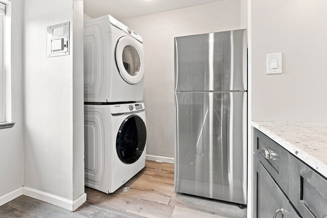 Building Photo - $2,020.95, 2 Beds - 2 Bath, Duplex in Denver with Washer and Dryer!