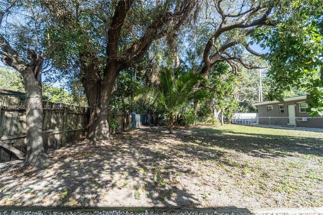 Building Photo - 1215 NE 127th St