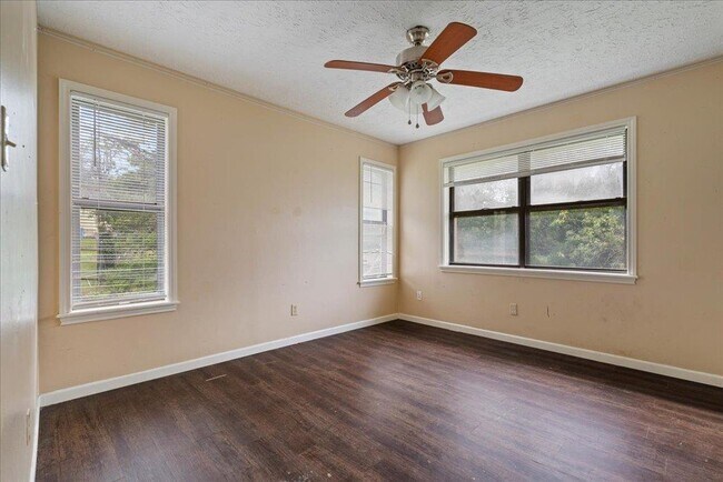 Building Photo - 908 N LBJ Dr
