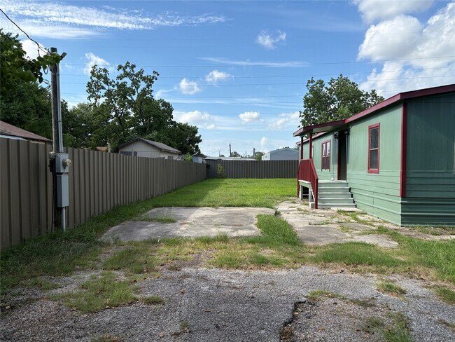 Building Photo - 16211 N Shore Dr