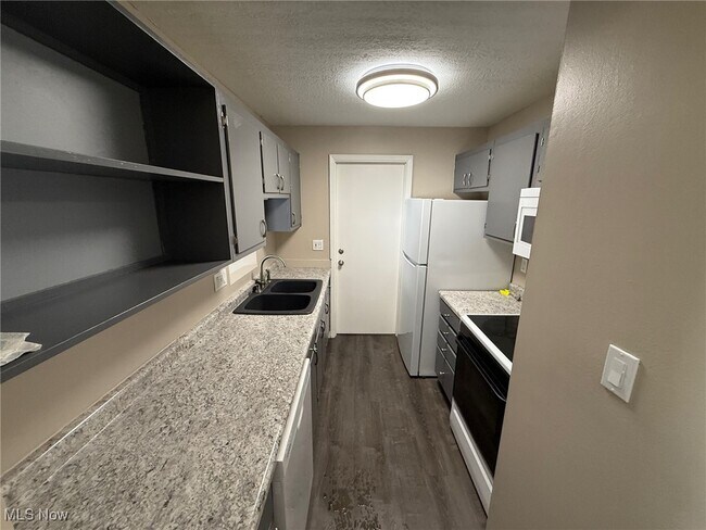 Building Photo - 2465 Warren Pkwy