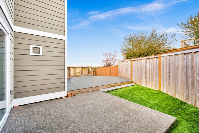 Building Photo - Light and Bright Cheery Beacon Hill Home