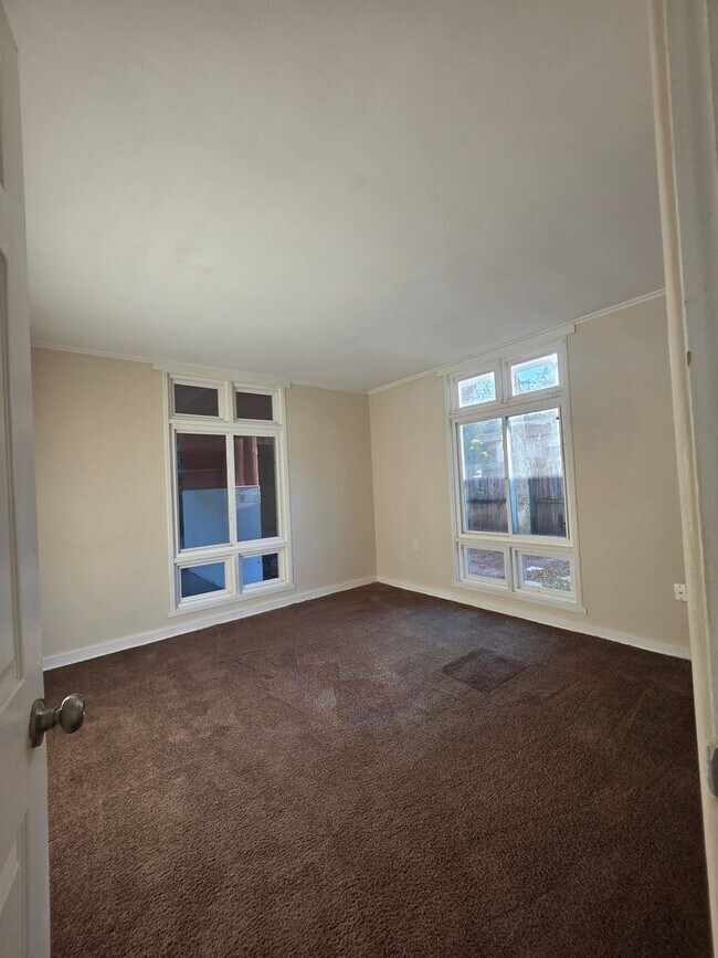 Building Photo - 2 Bedroom 1 Bath Single Family Home !!!!! ...