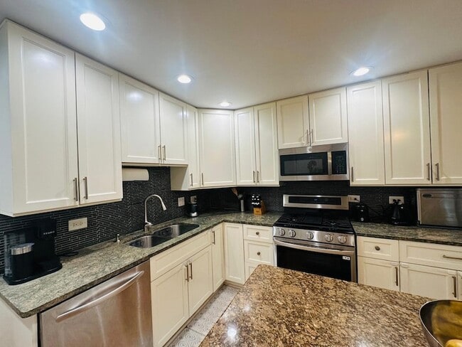 Building Photo - 2062 Danbury Pl