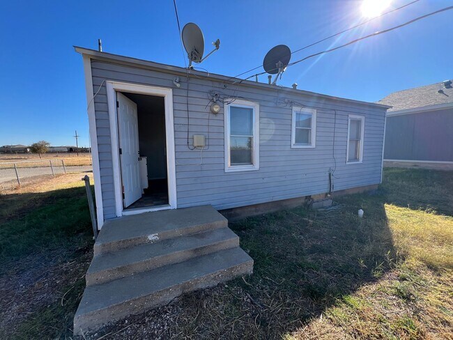 Building Photo - Super cute 2 bed  at the right place and price