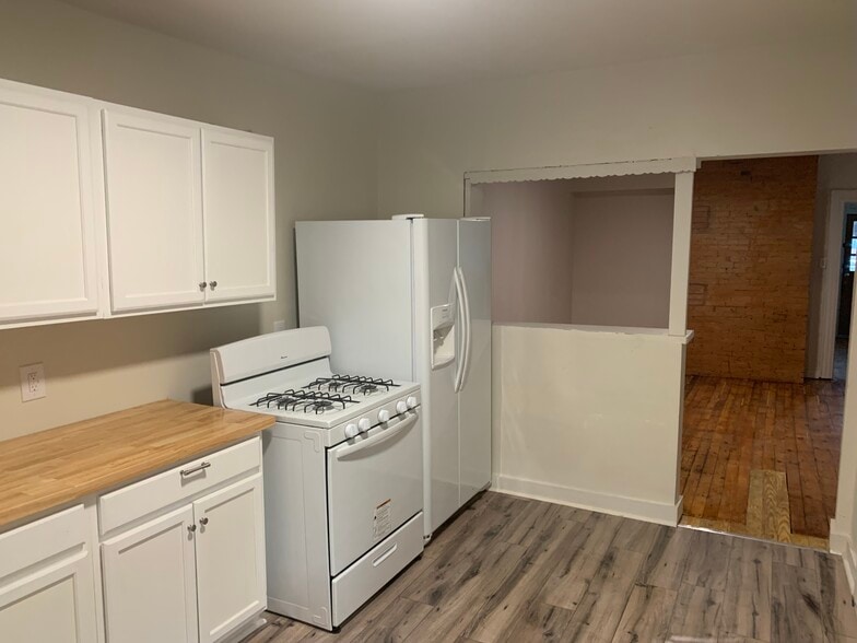 Building Photo - 318 W 8th Ave