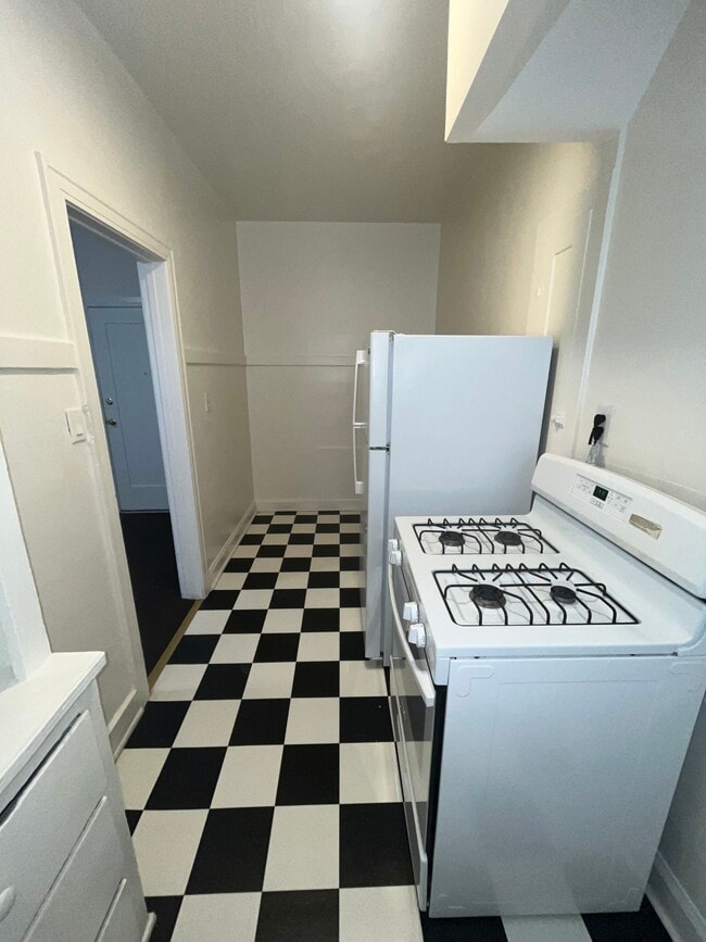 Building Photo - 4156 Rosewood Ave