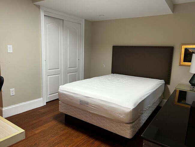 Building Photo - Massive Brighton 8 Bed / 9 Bath House in the 1700 block of Comm Ave!!!! Students Welcome. Avail 9...