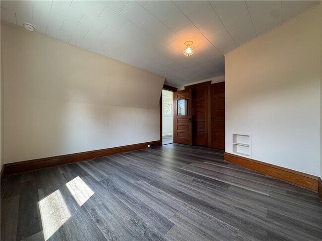 Building Photo - 129 Oakwood Ave