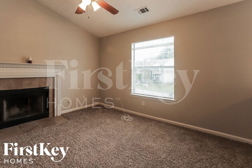 Building Photo - 480 E Lake Dr