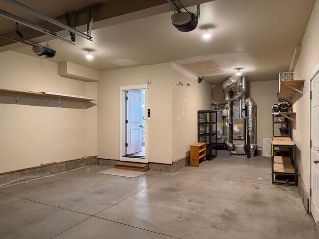 Building Photo - 61112 Snowbrush Dr