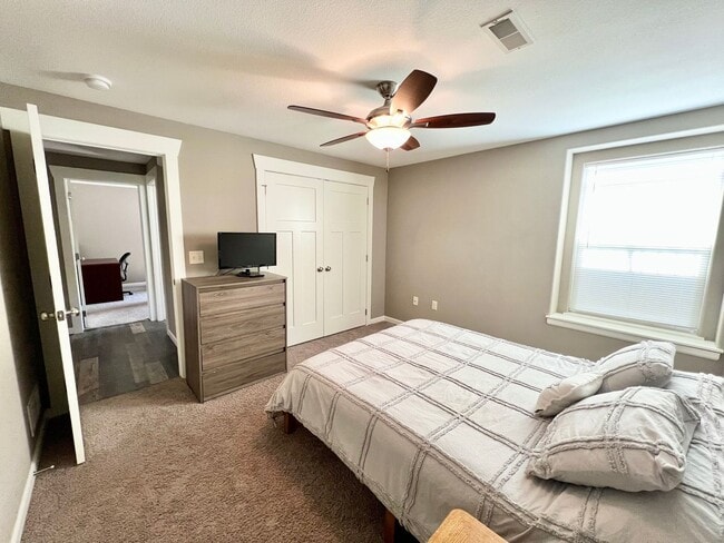 Building Photo - Spacious 4 Bedroom Home in Scenic Meadows ...