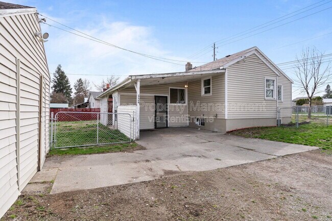 Building Photo - 6950 N Crestline St