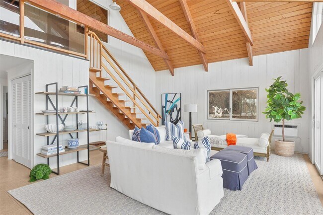 Building Photo - 298 Dune Rd