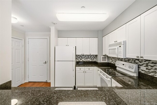 Building Photo - 300 Mamaroneck Ave