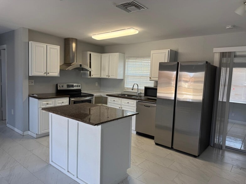 Building Photo - 107 NW Curtis St