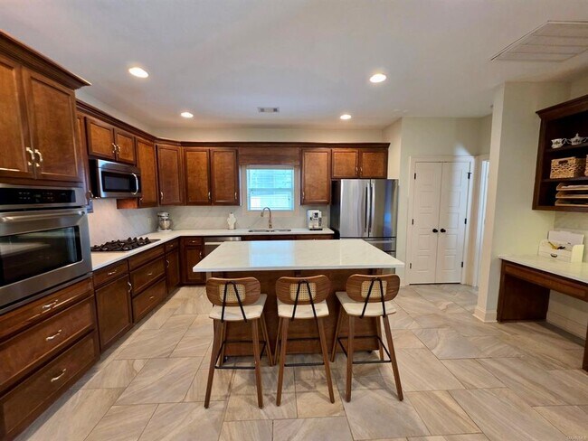 Building Photo - 37 Emerald Dr