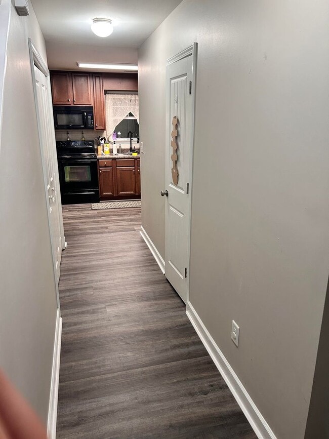 Building Photo - Large family rental available in Maple Hill