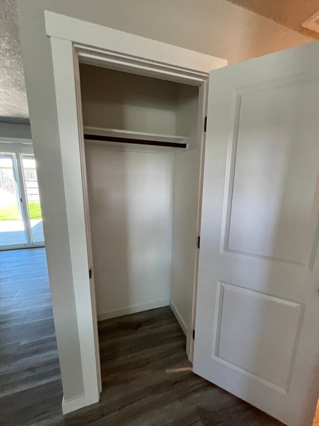 Building Photo - Remodeled cozy home in North Redding!