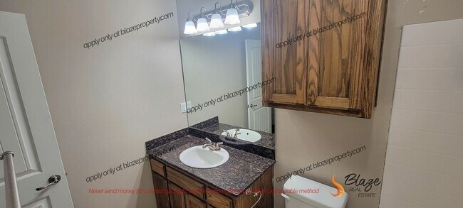 Building Photo - 2/2 Townhome in Southlawn