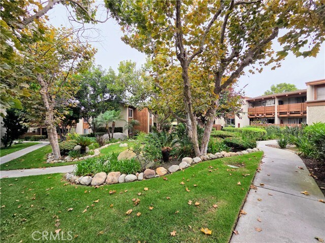 Building Photo - 3701 Country Club Dr