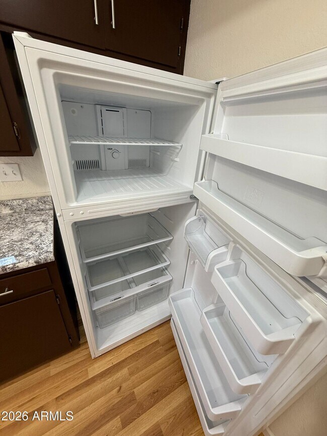 Building Photo - 860 E 13th St