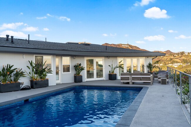 Building Photo - 2900 Lakeridge Dr