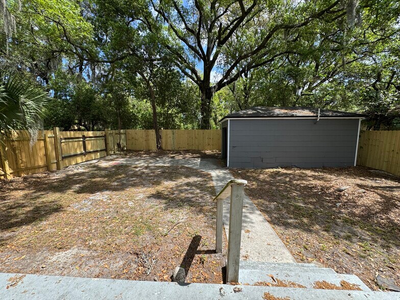 Building Photo - 1983 Lambert St