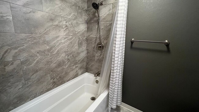 Building Photo - Beautifully maintained (3) bedroom, (2) ba...