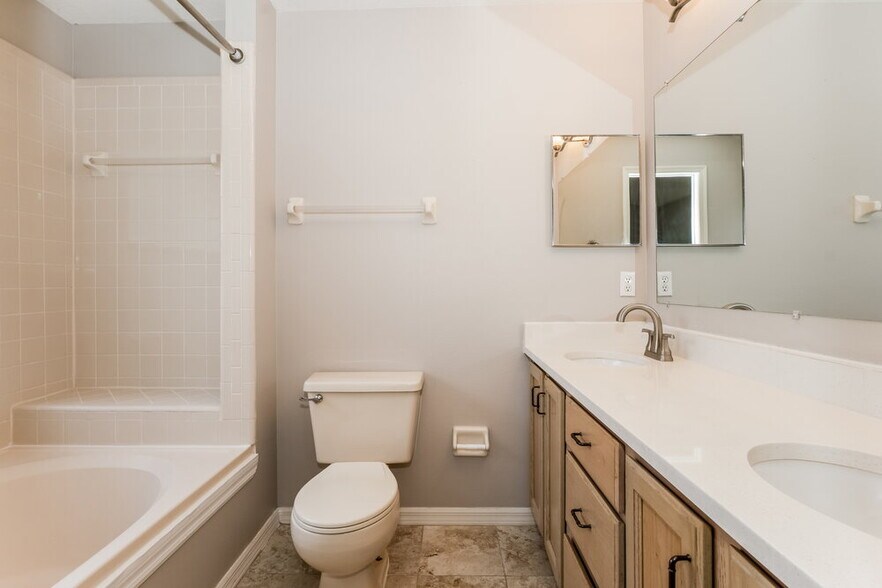 Building Photo - 466 Valencia Pl Cir