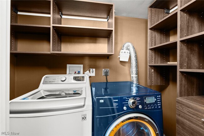 Building Photo - 1133 W 9th St