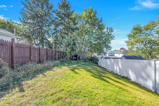 Building Photo - 19 W Bergh St