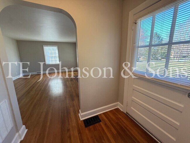 Building Photo - Charming 2BR Home Near Silas Creek Pkwy with Hardwood Floors & Carport