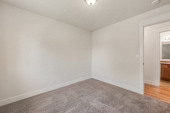 Building Photo - 5 bed 3 bath split level near State Line