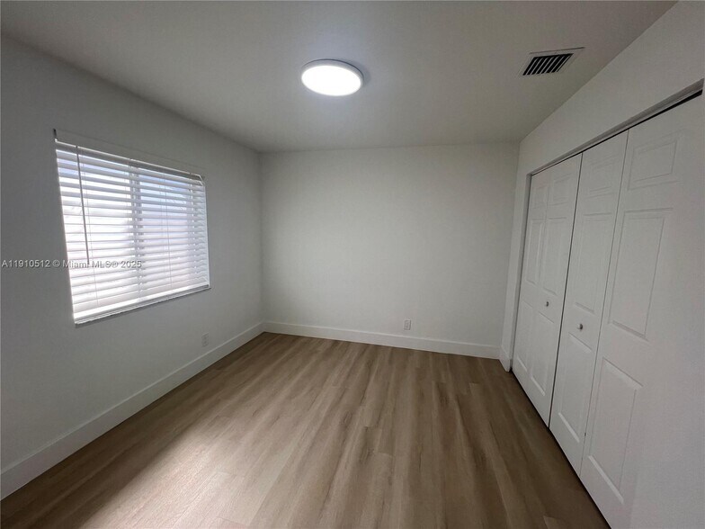 Building Photo - 1393 Majesty Ter