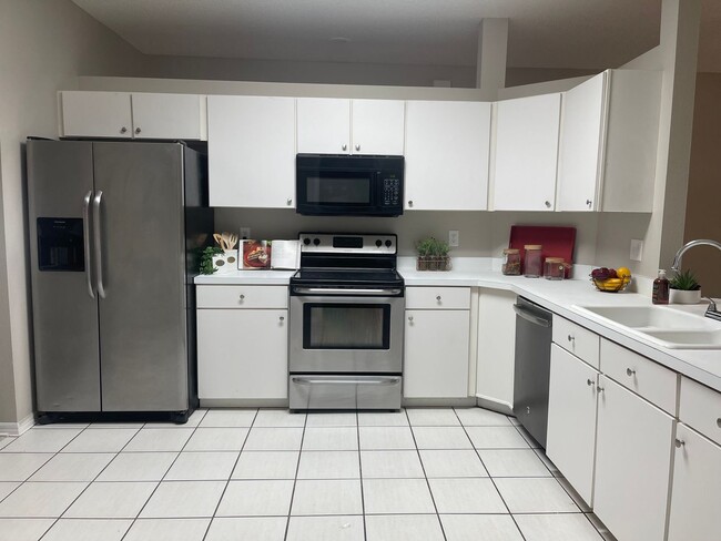 Building Photo - MOVE IN FEB 24TH!      4 Bedroom Valrico home with no carpet and a fenced yard