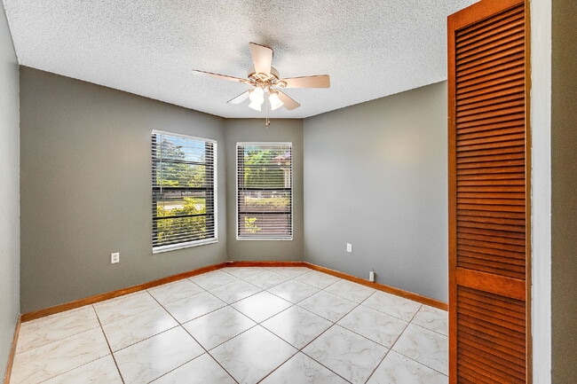 Building Photo - Beautifully updated Pool Home