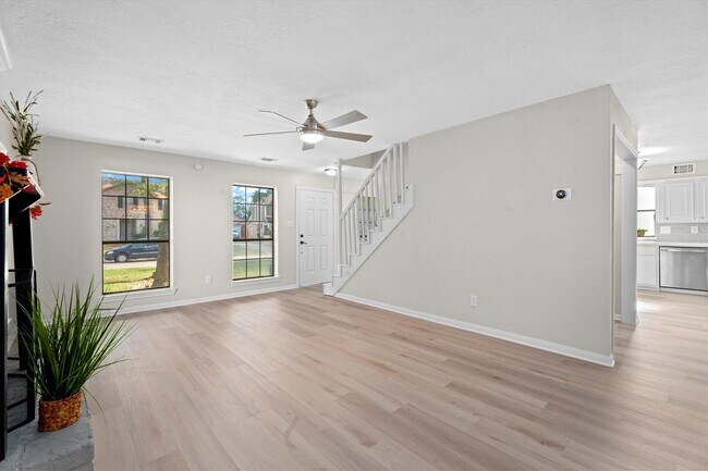 Building Photo - 16015 Southampton Dr