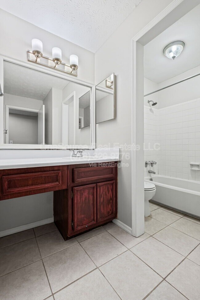 Building Photo - 907 Augusta Dr