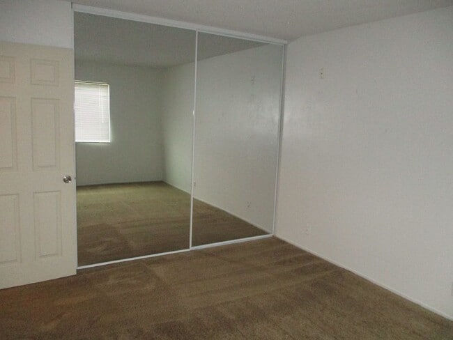 Building Photo - 731 Northampton Dr