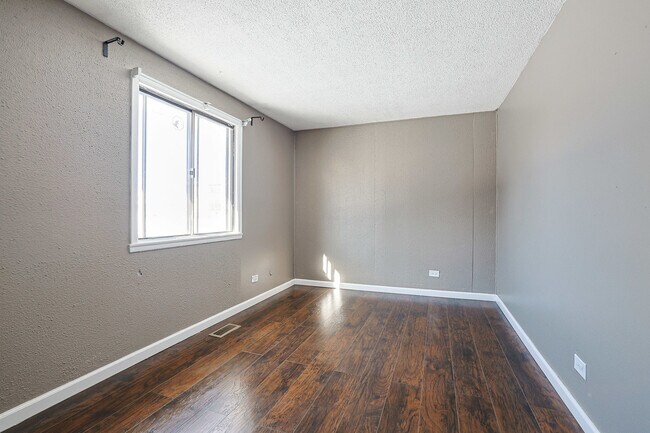 Building Photo - 1304 Yarmouth Ct