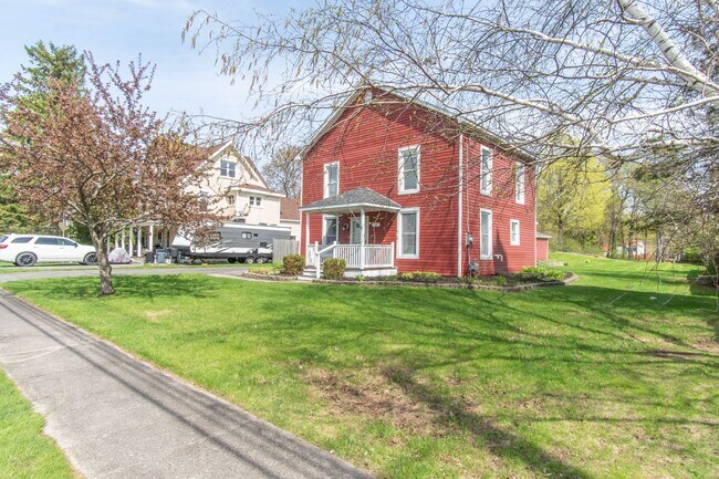Building Photo - Charming 3Bed/2Bath Home Minutes from Fort Drum | Pet Friendly | Garage + Spacious Yard